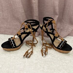 Guess black and beige Heels